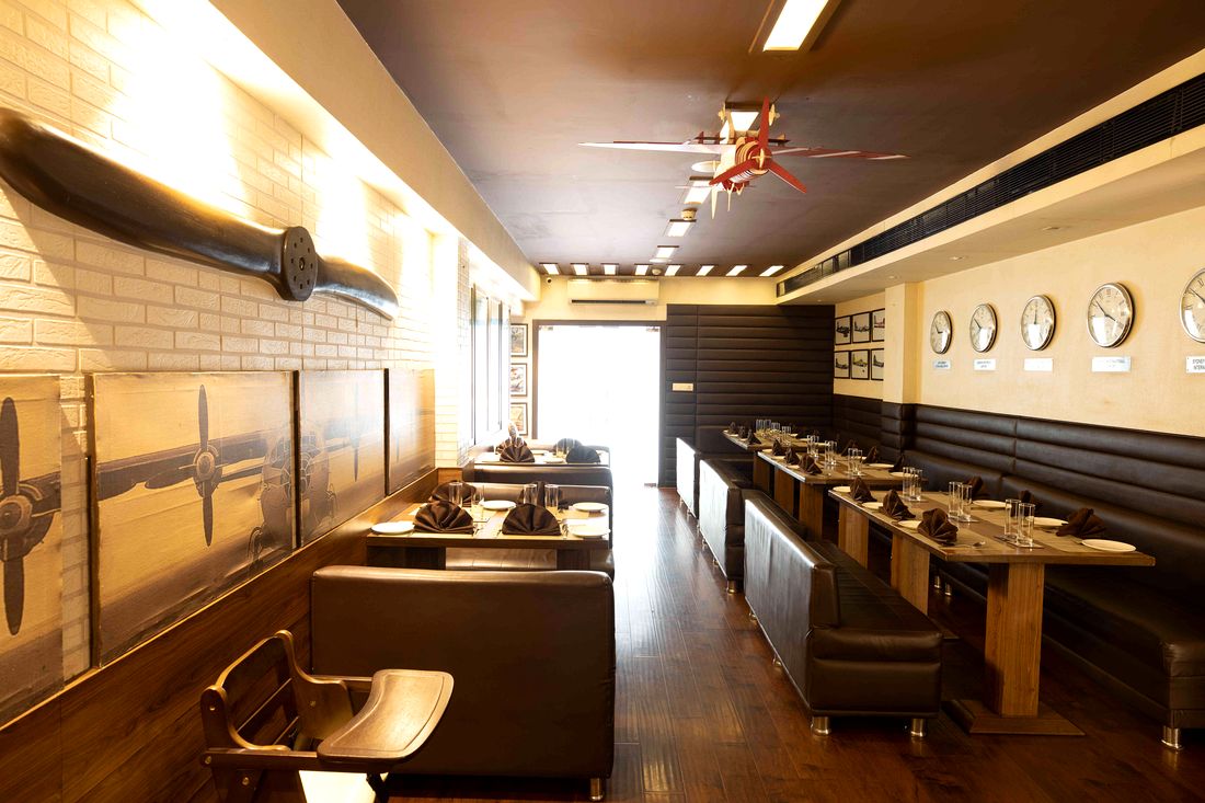 Fly Kouzina aviator lounge with propeller wall, model aircraft and world clocks
